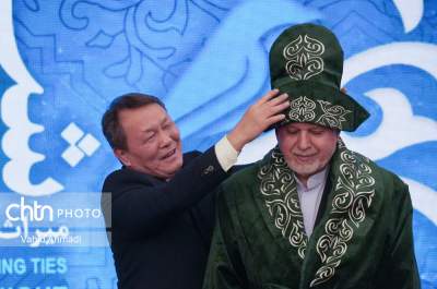 صالحی امیری با لباس قزاقها در نیاوران صالحی امیری با لباس قزاقها در نیاوران